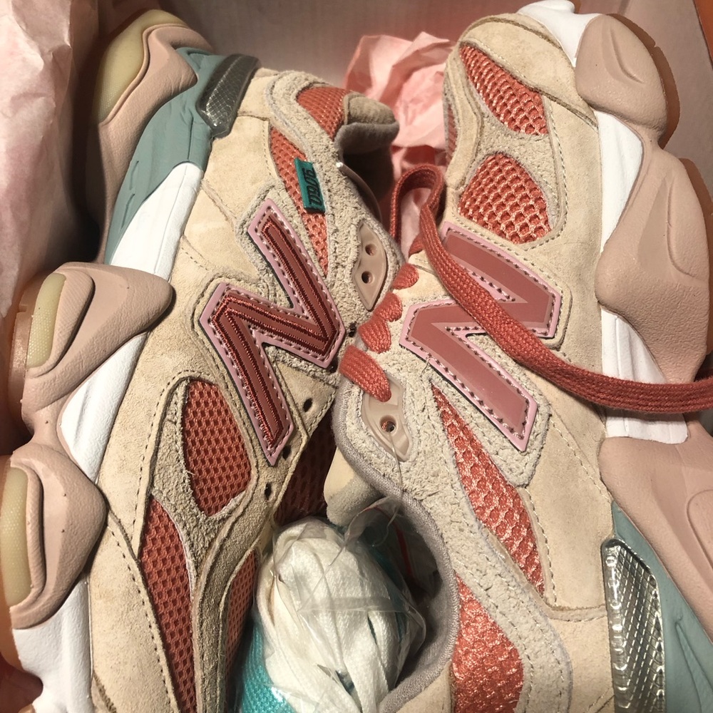 New Balance Kids' Tan and Pink Sneakers Men’s size 4